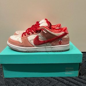 Nike sb dunk low Strange love